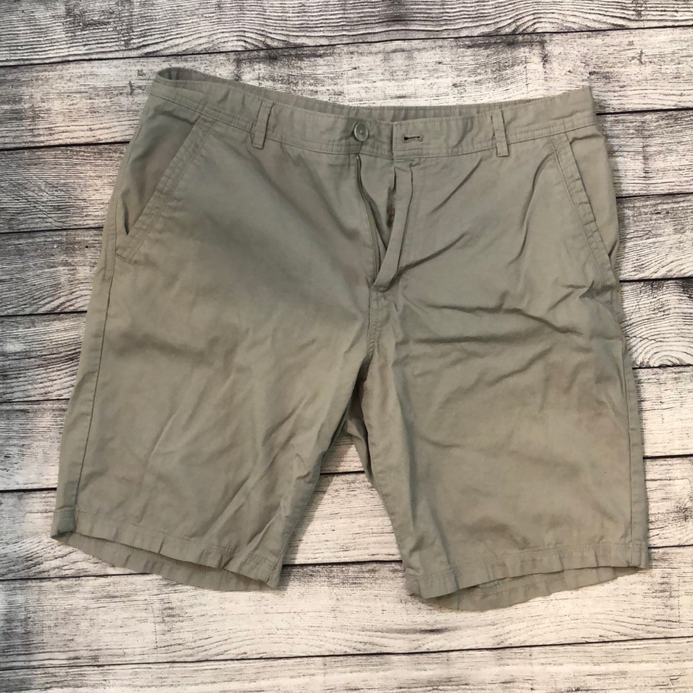Calvin Klein men’s grey flat front shorts size 36